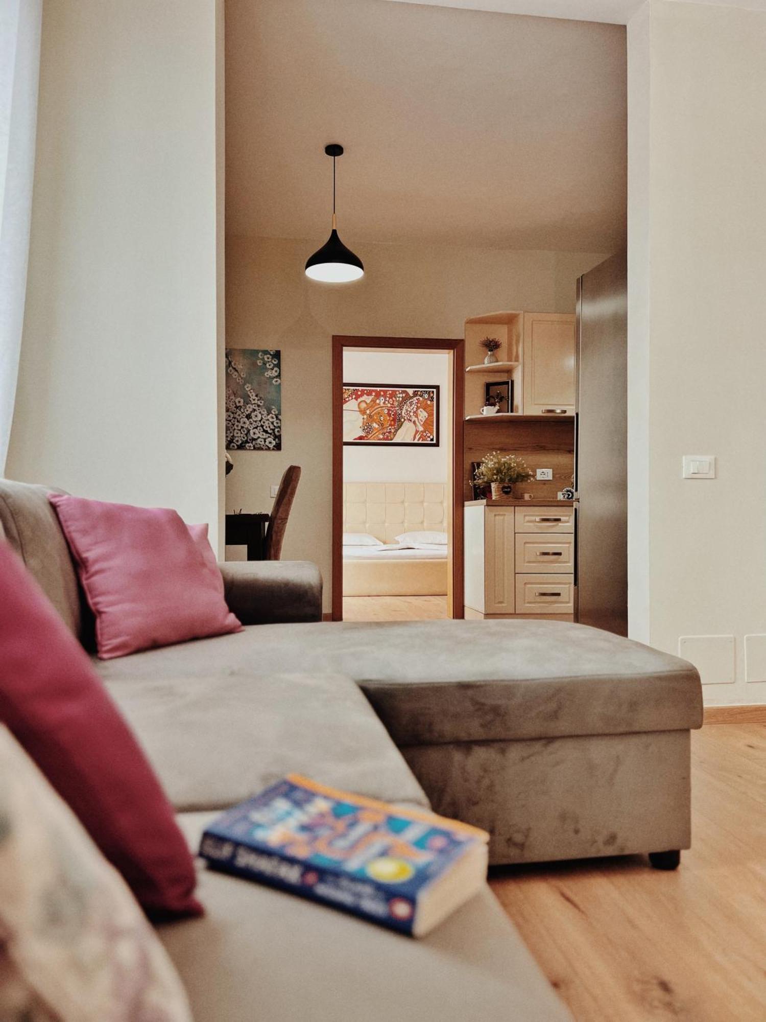 Cozy Rooftop Apartment - Your Home, Away From Home! تيرانا المظهر الخارجي الصورة