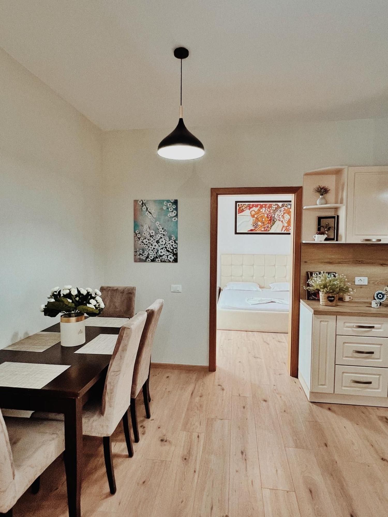 Cozy Rooftop Apartment - Your Home, Away From Home! تيرانا المظهر الخارجي الصورة