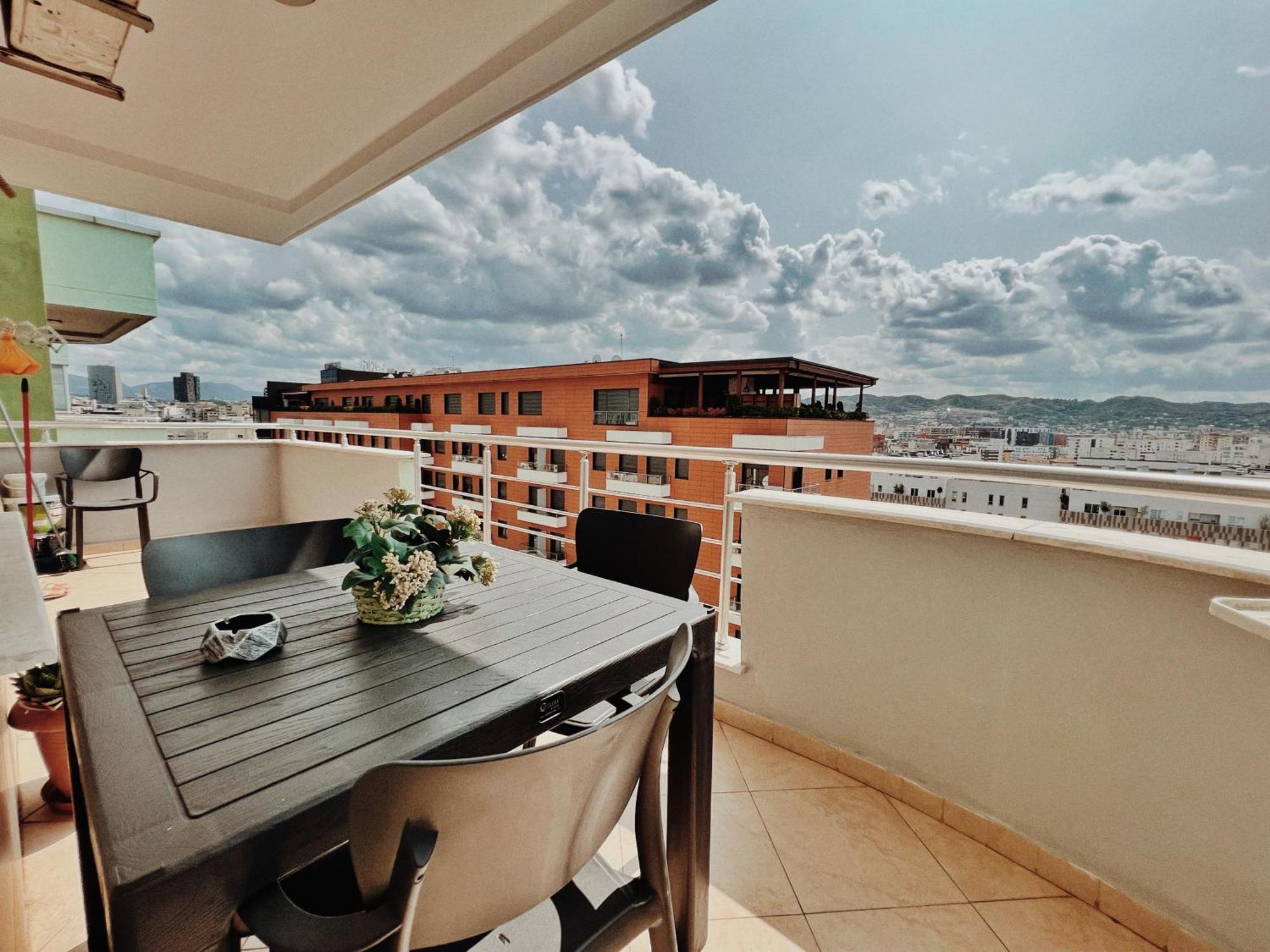 Cozy Rooftop Apartment - Your Home, Away From Home! تيرانا المظهر الخارجي الصورة