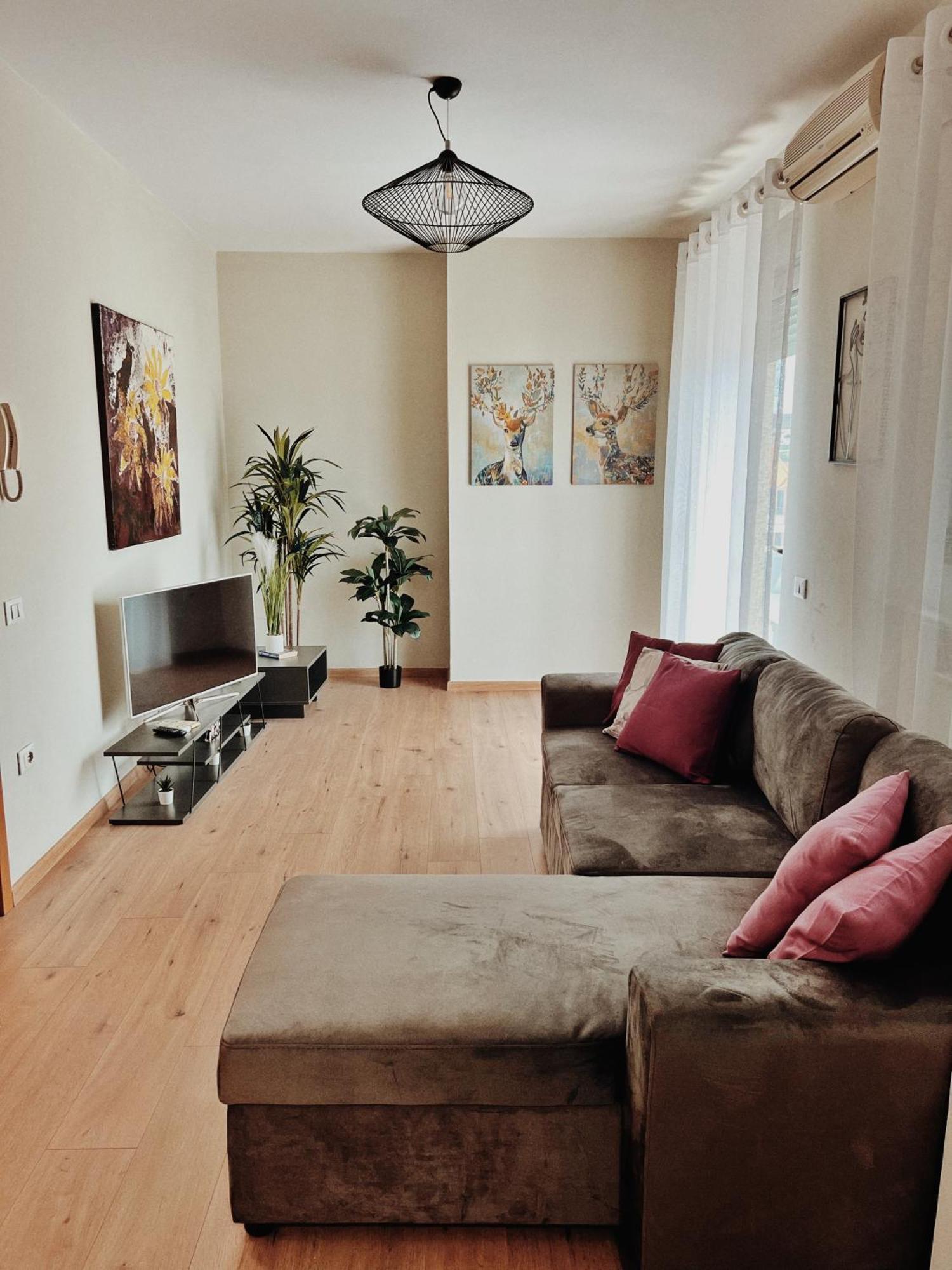 Cozy Rooftop Apartment - Your Home, Away From Home! تيرانا المظهر الخارجي الصورة